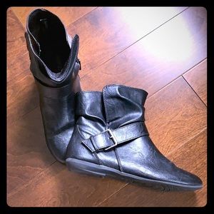 10W Black Leather Ankle Boots